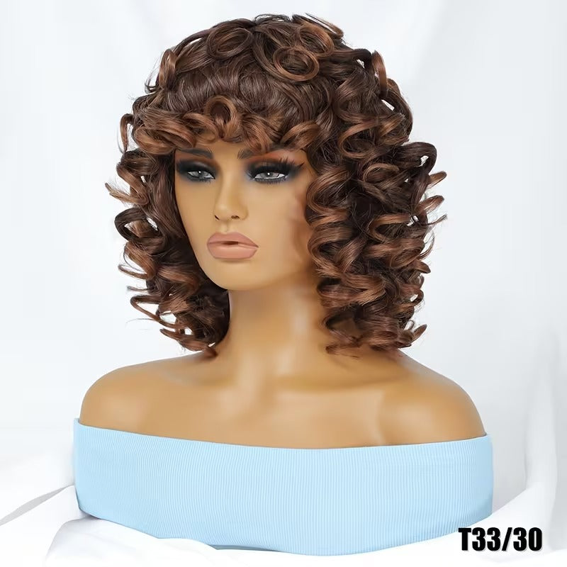 Esprimi la tua personalità con il massimo del volume grazie alla nostra Parrucca Afro Corta e Riccia da 35 cm con Frangia. TK