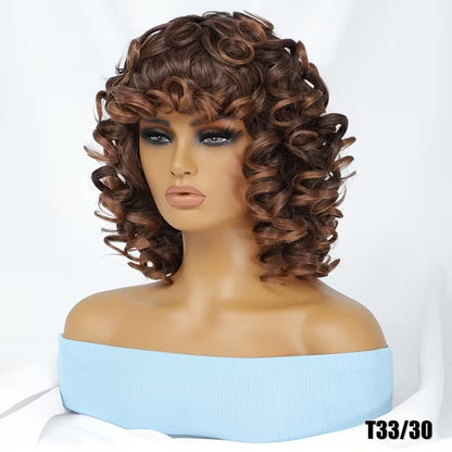 Esprimi la tua personalità con il massimo del volume grazie alla nostra Parrucca Afro Corta e Riccia da 35 cm con Frangia. TK